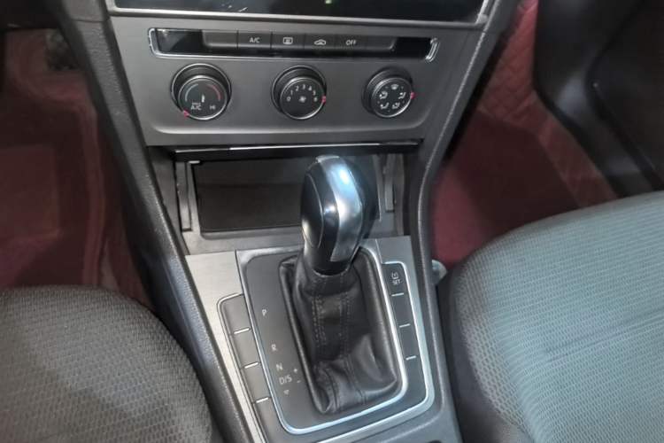 Used Volkswagen Golf 2015 1.6L Automatic Comfort Model Gear Lever