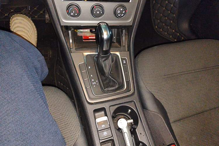 Used Volkswagen Golf 2015 1.4TSI Automatic Comfort Model Gear Lever
