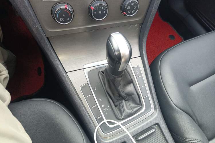 Used Volkswagen Golf 2015 1.4TSI Automatic Comfort Model Gear Lever