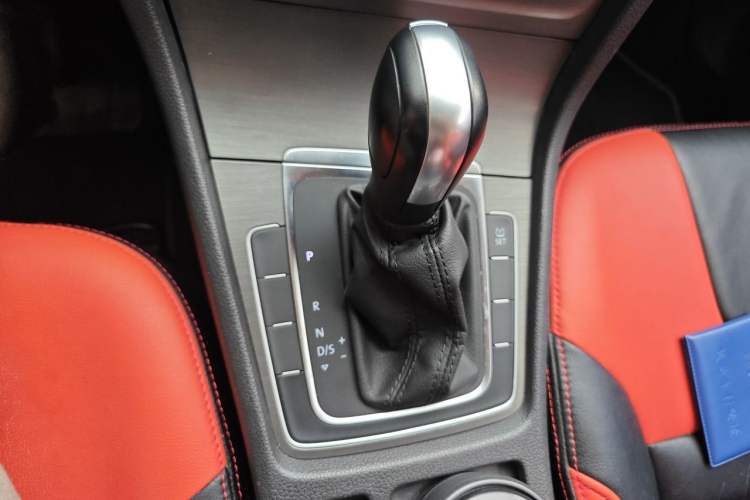 Used Volkswagen Golf 2015 1.6L Automatic Comfort Model Gear Lever