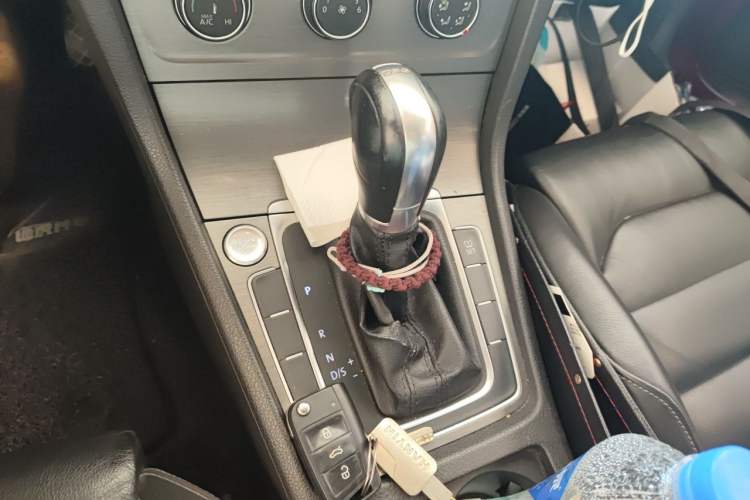 Used Volkswagen Golf 2015 1.4TSI Automatic Luxury Model Gear Lever
