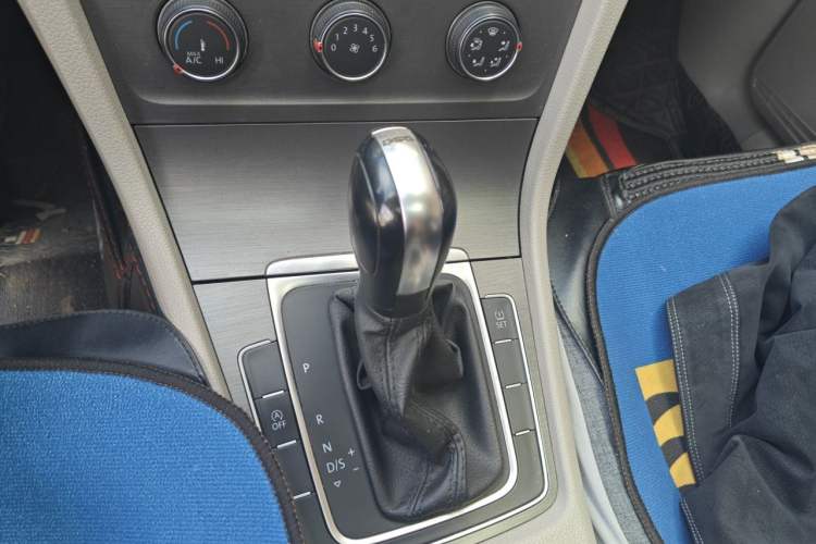 Used Volkswagen Golf 2015 1.2TSI Automatic Comfort Model Gear Lever