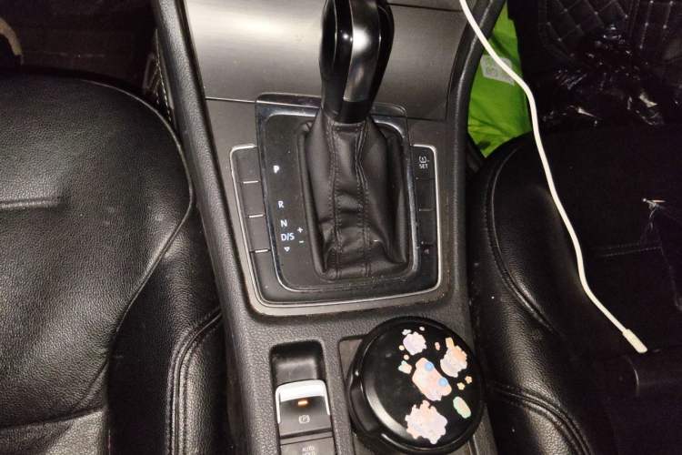 Used Volkswagen Golf 2015 1.4TSI Automatic Comfort Model Gear Lever