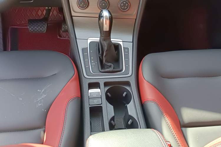 Used Volkswagen Golf 2015 1.6L Automatic Comfort Model Gear Lever
