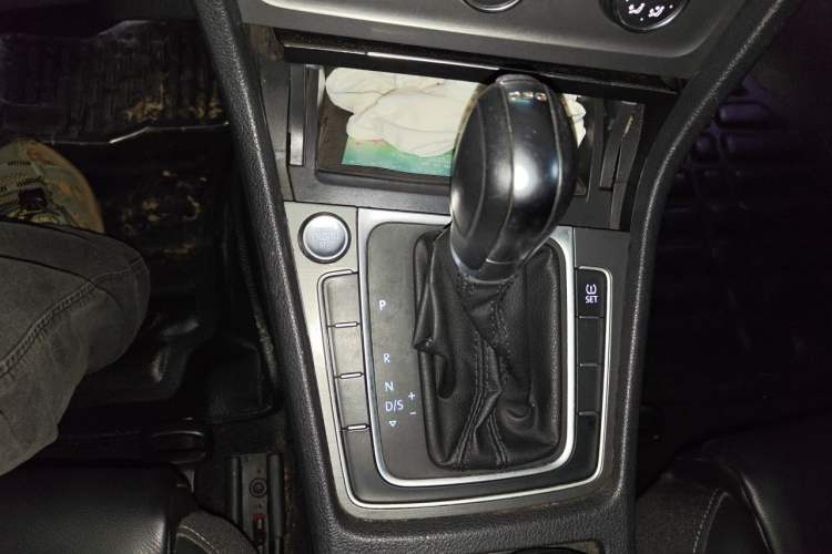 Used Volkswagen Golf 2015 1.4TSI Automatic Luxury Model Gear Lever