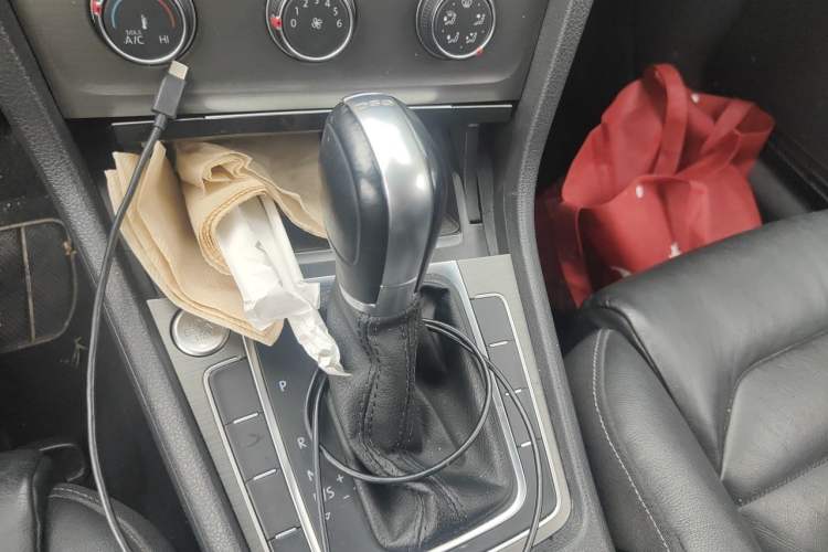 Used Volkswagen Golf 2015 1.4TSI Automatic Luxury Model Gear Lever