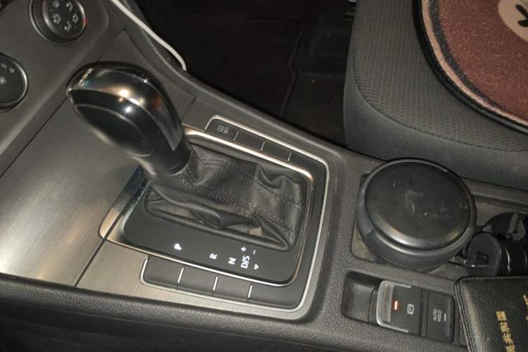 Used Volkswagen Golf 2015 1.4TSI Automatic Comfort Model Gear Lever
