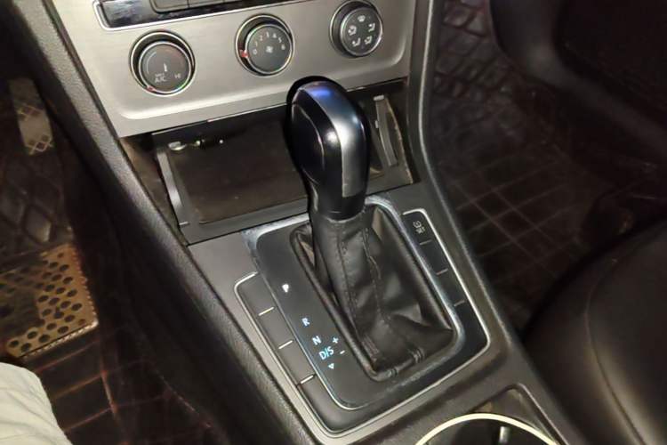 Used Volkswagen Golf 2015 1.6L Automatic Comfort Model Gear Lever