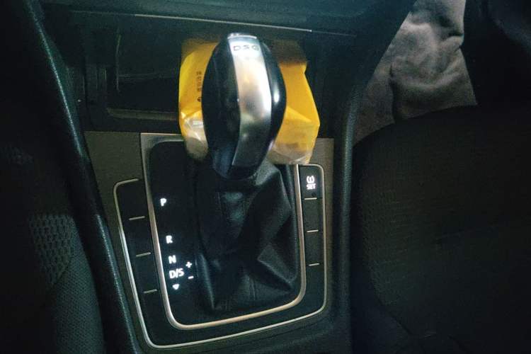 Used Volkswagen Golf 2015 1.4TSI Automatic Comfort Model Gear Lever