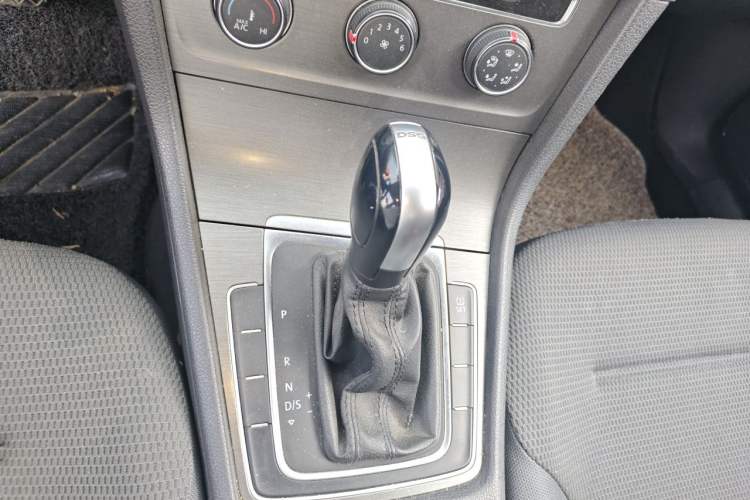Used Volkswagen Golf 2015 1.4TSI Automatic Comfort Model Gear Lever