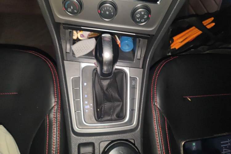 Used Volkswagen Golf 2015 1.6L Automatic Comfort Model Gear Lever