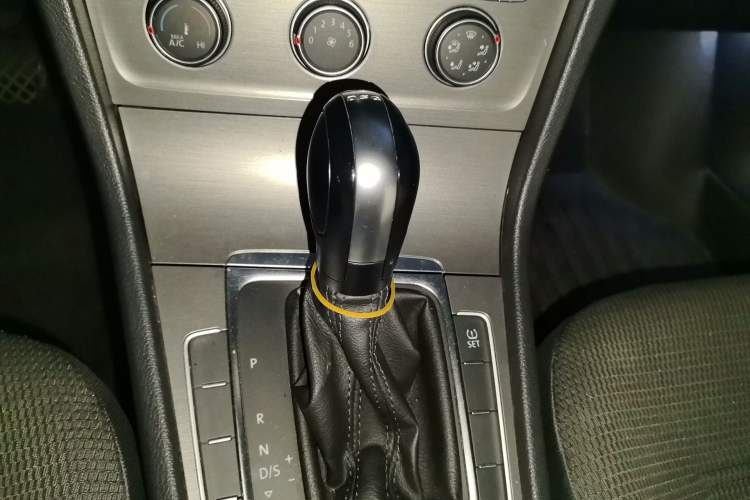 Used Volkswagen Golf 2015 1.4TSI Automatic Comfort Model Gear Lever