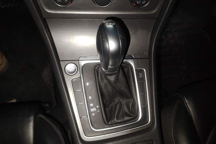 Used Volkswagen Golf 2015 1.4TSI Automatic Luxury Model Gear Lever