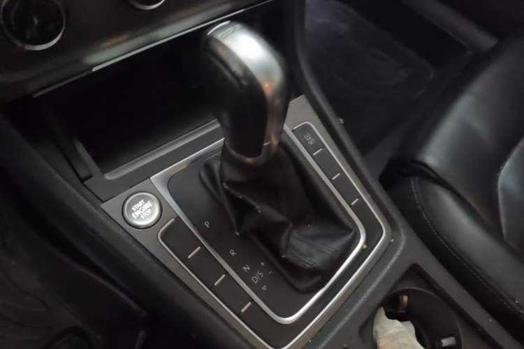 Used Volkswagen Golf 2015 1.4TSI Automatic Luxury Model Gear Lever