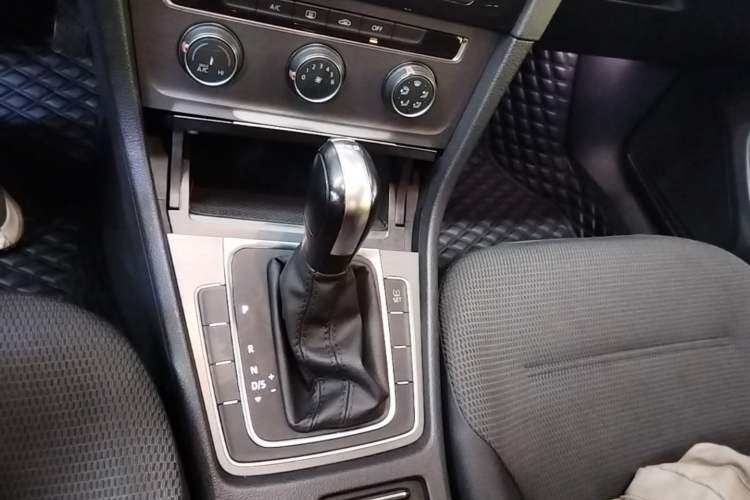 Used Volkswagen Golf 2015 1.4TSI Automatic Comfort Model Gear Lever