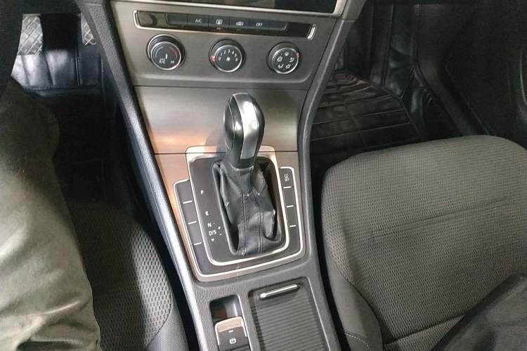 Used Volkswagen Golf 2015 1.6L Automatic Comfort Model Gear Lever