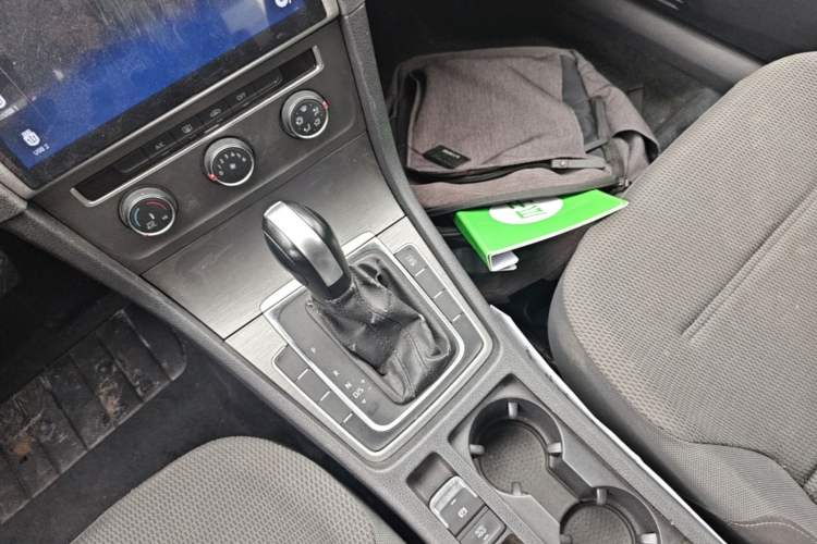 Used Volkswagen Golf 2015 1.6L Automatic Comfort Model Gear Lever