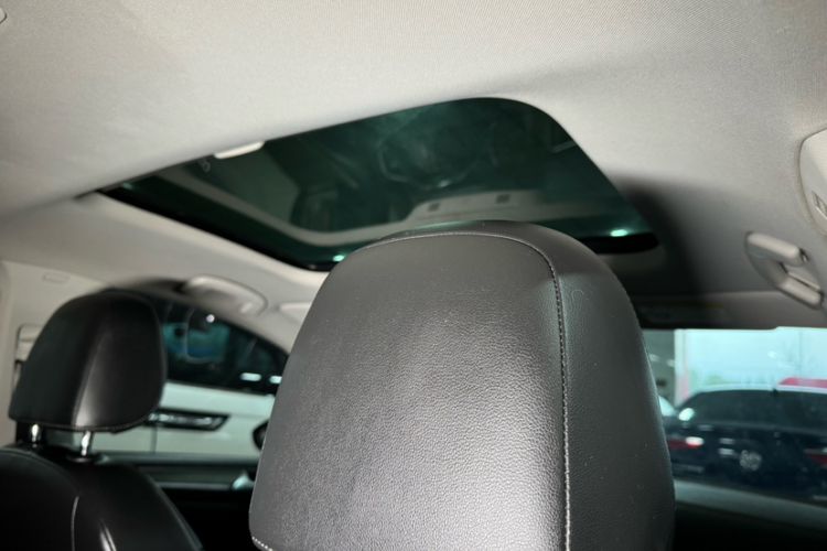 Used Volkswagen Golf 2015 1.4TSI Automatic Luxury Model Headliner