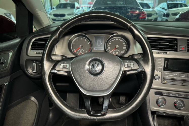 Used Volkswagen Golf 2015 1.4TSI Automatic Luxury Model Interior 10