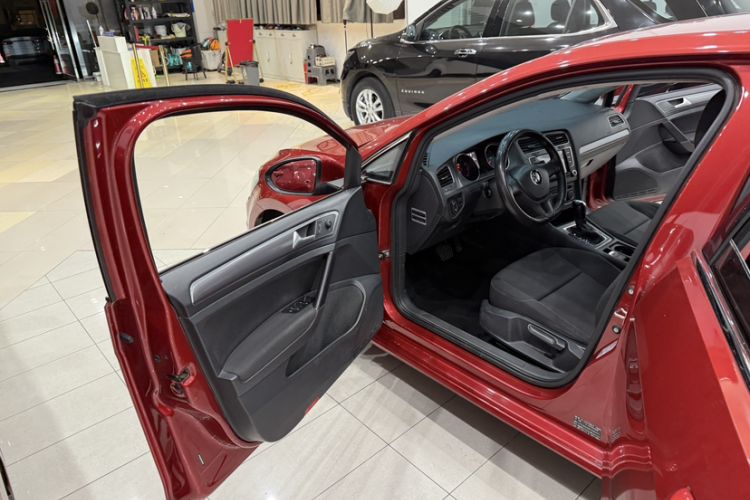 Used Volkswagen Golf 2015 1.6L Automatic Fashion Model Interior 2