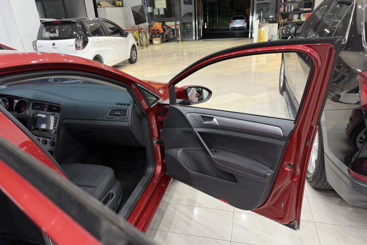 Used Volkswagen Golf 2015 1.6L Automatic Fashion Model Interior 6