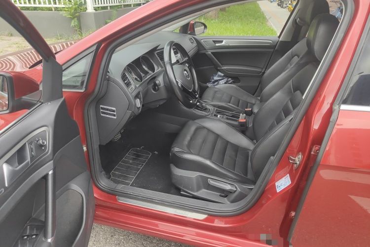 Used Volkswagen Golf 2015 1.4TSI Automatic Luxury Model Left Front Seat