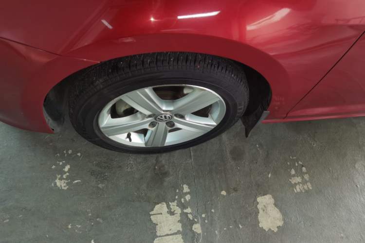 Used Volkswagen Golf 2015 1.4TSI Automatic Comfort Model Left Front Wheel Hub