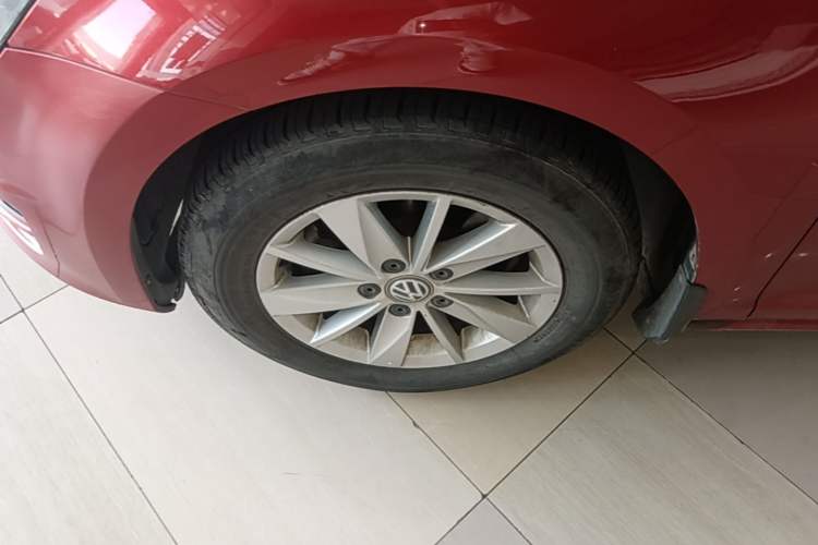 Used Volkswagen Golf 2015 1.6L Automatic Fashion Model Left Front Wheel Hub
