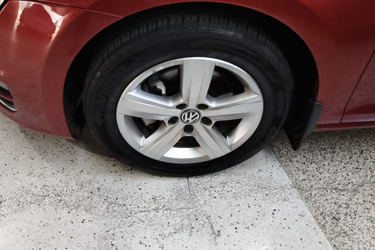 Used Volkswagen Golf 2015 1.4TSI Automatic Comfort Model Left Front Wheel Hub