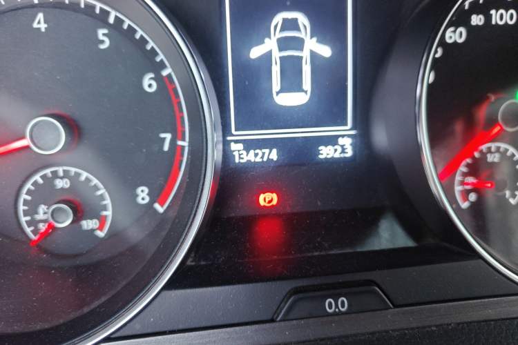 Used Volkswagen Golf 2015 1.4TSI Automatic Comfort Model Odometer Close Up