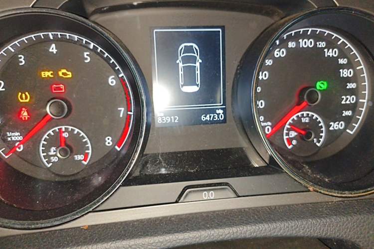 Used Volkswagen Golf 2015 1.4TSI Automatic Comfort Model Odometer Close Up