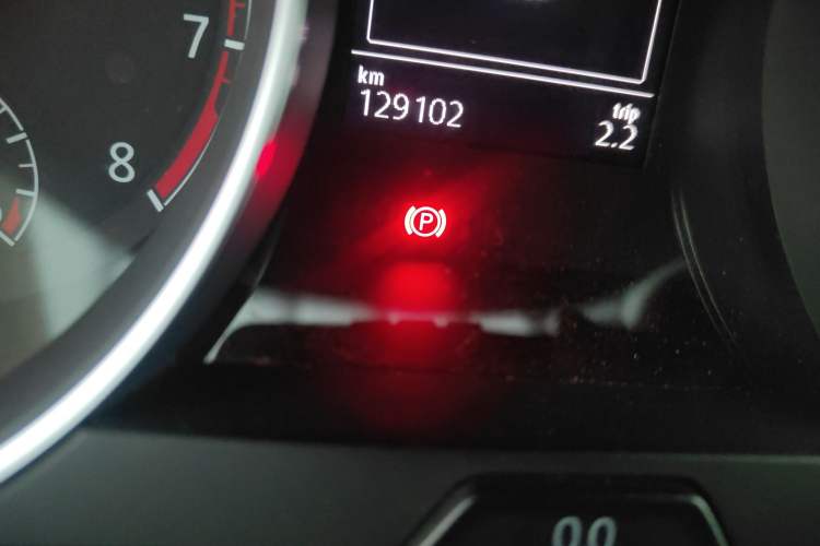 Used Volkswagen Golf 2015 1.4TSI Automatic Comfort Model Odometer Close Up