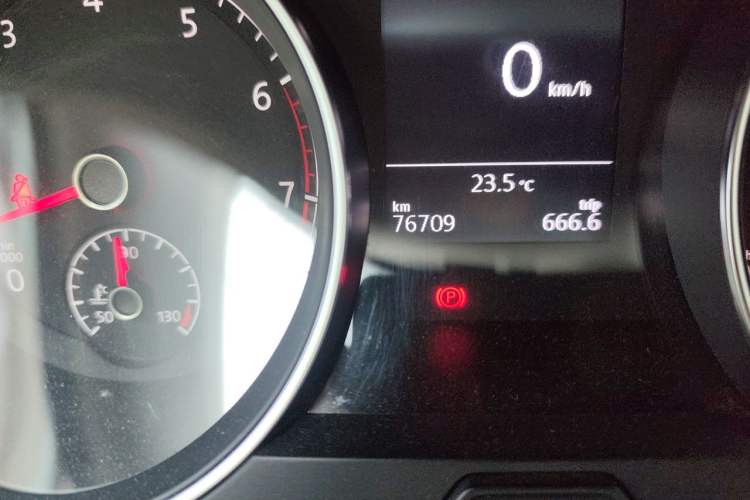 Used Volkswagen Golf 2015 1.4TSI Automatic Luxury Model Odometer Close Up