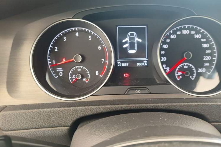 Used Volkswagen Golf 2015 1.4TSI Automatic Luxury Model Odometer Close Up