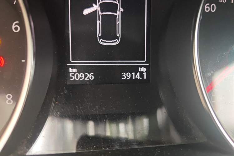 Used Volkswagen Golf 2015 1.4TSI Automatic Comfort Model Odometer Close Up