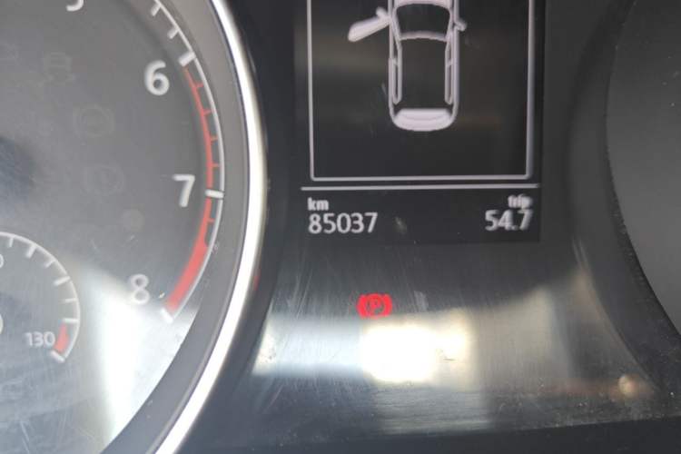 Used Volkswagen Golf 2015 1.2TSI Automatic Comfort Model Odometer Close Up