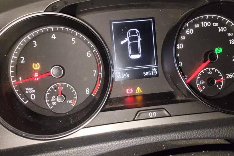 Used Volkswagen Golf 2015 1.4TSI Automatic Comfort Model Odometer Close Up