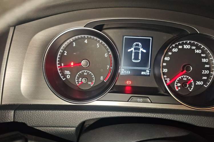 Used Volkswagen Golf 2015 1.4TSI Automatic Luxury Model Odometer Close Up