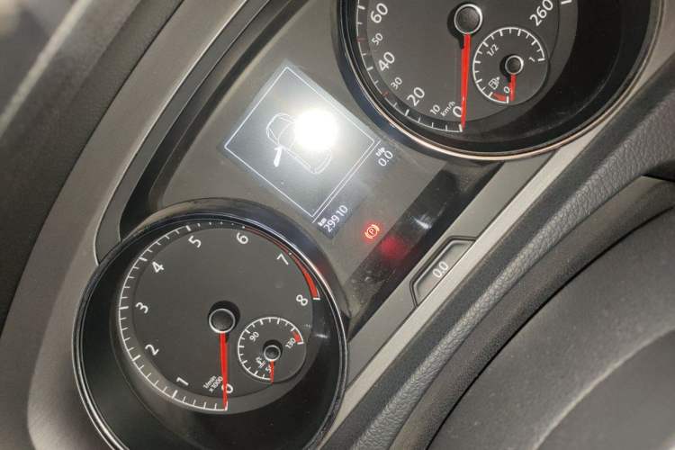 Used Volkswagen Golf 2015 1.4TSI Automatic Comfort Model Odometer Close Up