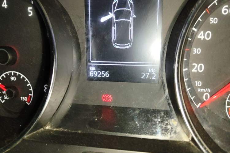 Used Volkswagen Golf 2015 1.6L Automatic Comfort Model Odometer Close Up