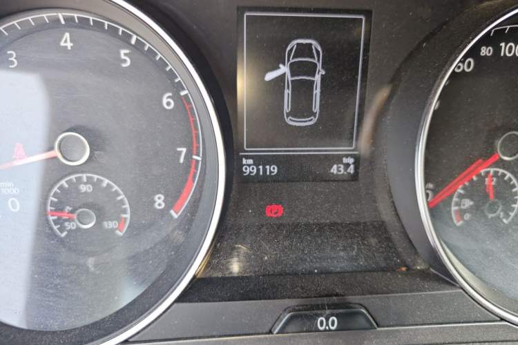 Used Volkswagen Golf 2015 1.4TSI Automatic Comfort Model Odometer Close Up