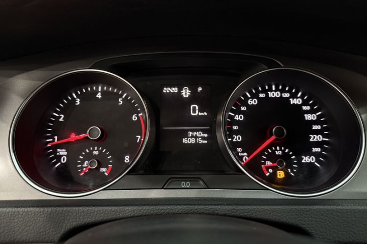 Used Volkswagen Golf 2015 1.6L Automatic Fashion Model Odometer Close Up