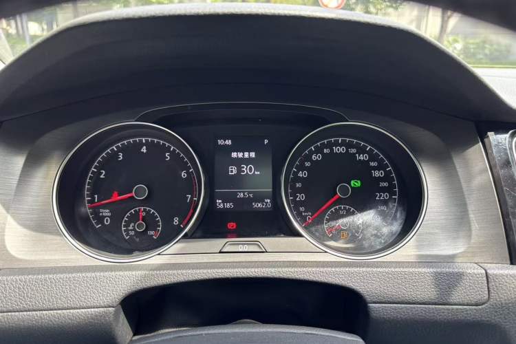 Used Volkswagen Golf 2015 1.4TSI Automatic Comfort Model Odometer Close Up