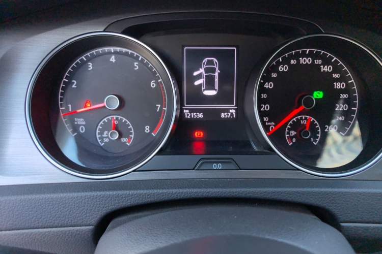 Used Volkswagen Golf 2015 1.4TSI Automatic Comfort Model Odometer Close Up