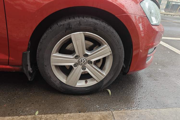 Used Volkswagen Golf 2015 1.4TSI Automatic Comfort Model Right Front Wheel Hub