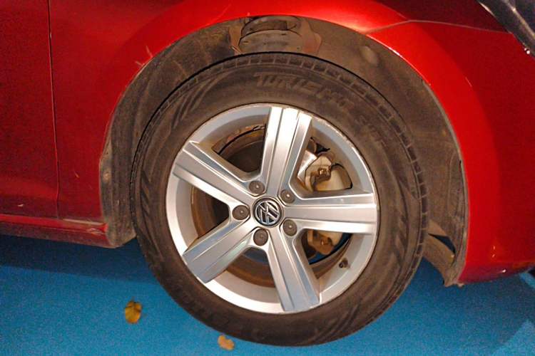 Used Volkswagen Golf 2015 1.4TSI Automatic Comfort Model Right Front Wheel Hub
