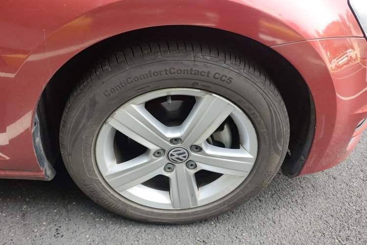 Used Volkswagen Golf 2015 1.4TSI Automatic Luxury Model Right Front Wheel Hub