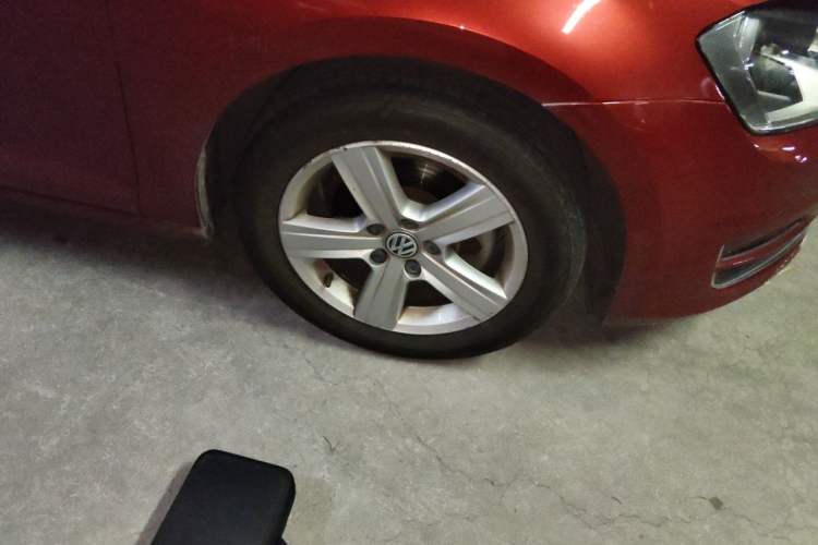Used Volkswagen Golf 2015 1.4TSI Automatic Comfort Model Right Front Wheel Hub
