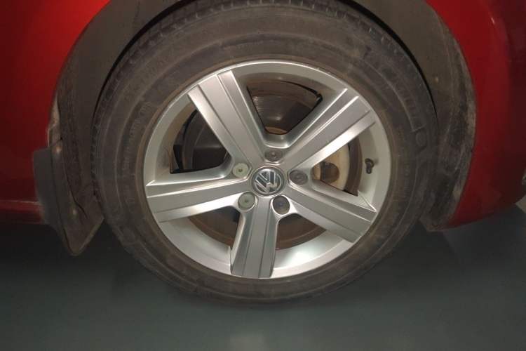 Used Volkswagen Golf 2015 1.4TSI Automatic Luxury Model Right Front Wheel Hub