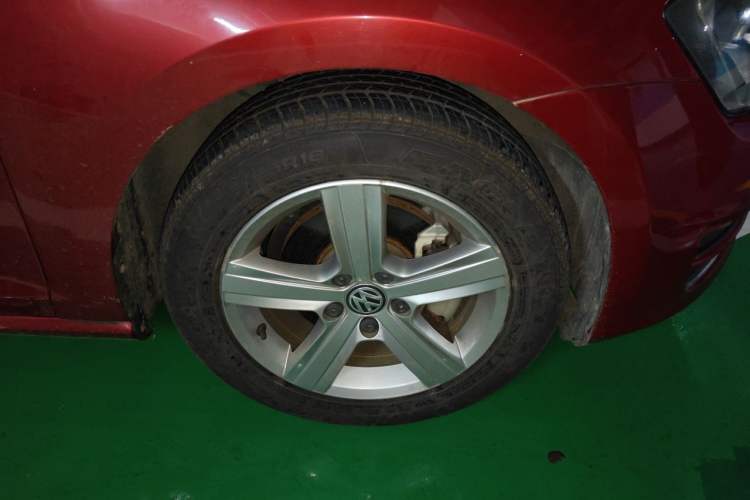 Used Volkswagen Golf 2015 1.4TSI Automatic Luxury Model Right Front Wheel Hub